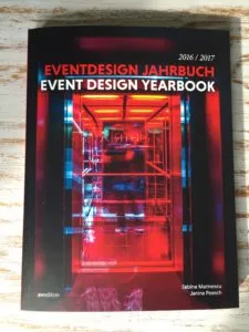 Deejay Plus Eventdesign mit Insglück bei einer modernen Veranstaltungs-Galerie.